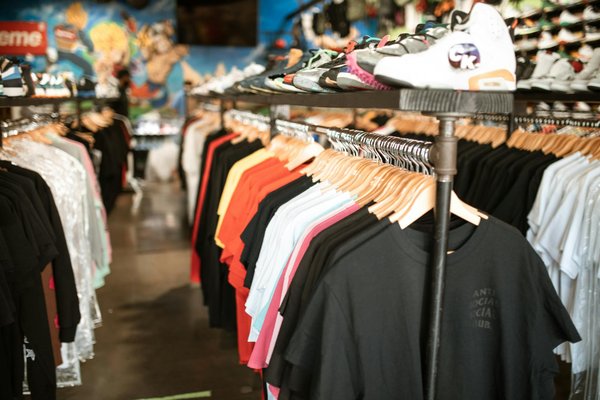 Pochette homme et portefeuille : élégance, praticité et tendances de la maroquinerie masculine