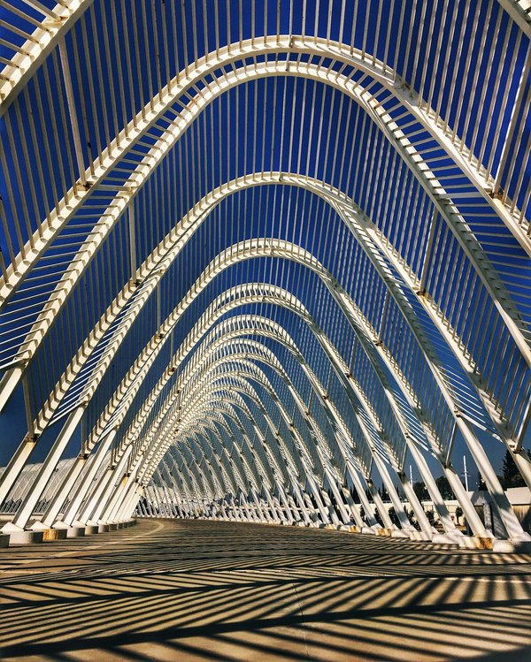 Comment incorporer des vêtements avec des découpes géométriques dans une tenue élégante ?